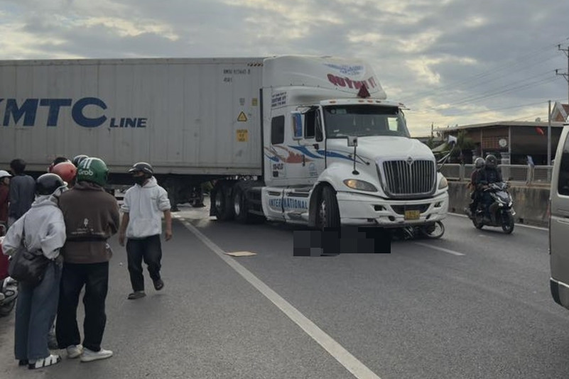 Xe máy bị ô tô đầu kéo cuốn vào gầm, 1 người tử vong tại chỗ