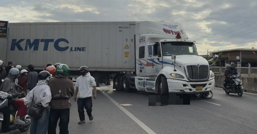 Xe máy bị ô tô đầu kéo cuốn vào gầm, 1 người tử vong tại chỗ