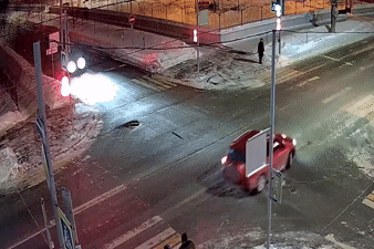 Xe Toyota quay đầu xe giữa ngã tư khiến xe khác không kịp trở tay