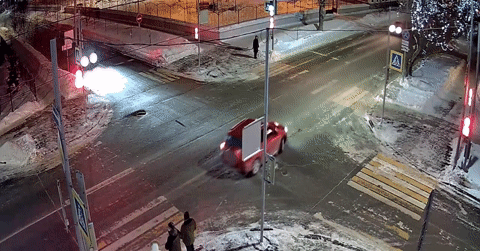 Xe Toyota quay đầu xe giữa ngã tư khiến xe khác không kịp trở tay