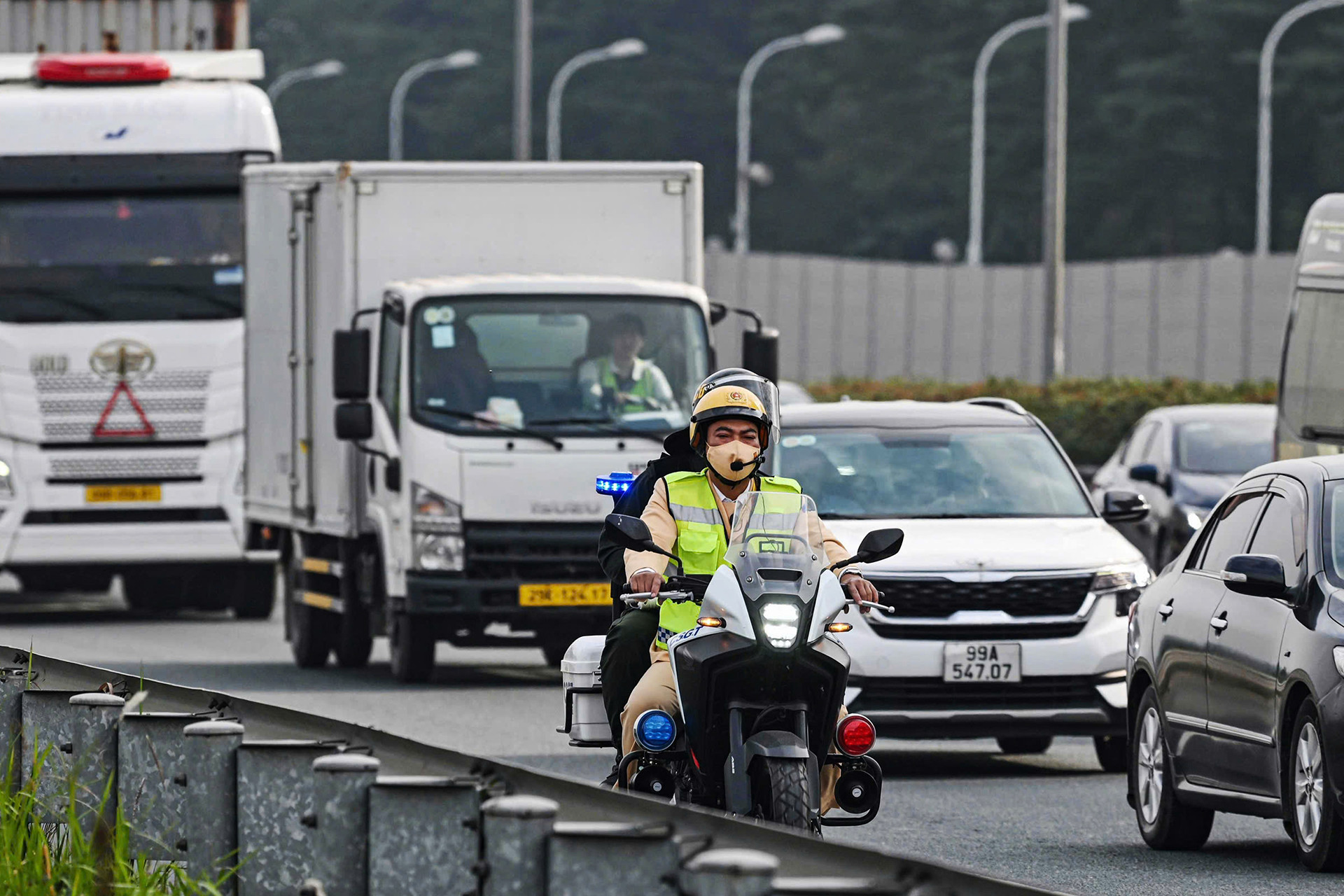 15 tổ CSGT đi mô tô giải quyết ngay ùn tắc, tai nạn trên cao tốc Pháp Vân - Nghi Sơn