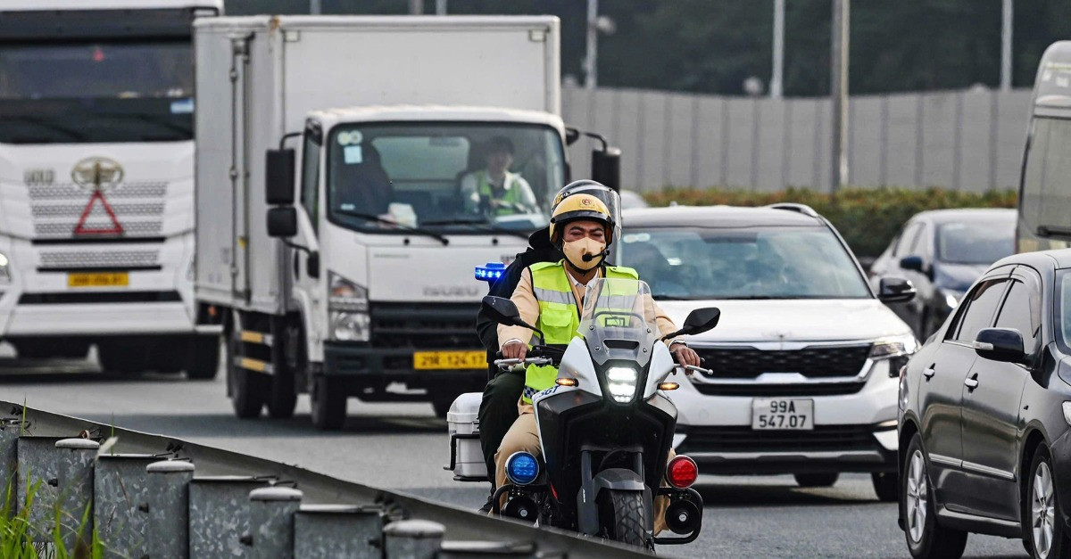 15 tổ CSGT đi mô tô giải quyết ngay ùn tắc, tai nạn trên cao tốc Pháp Vân - Nghi Sơn