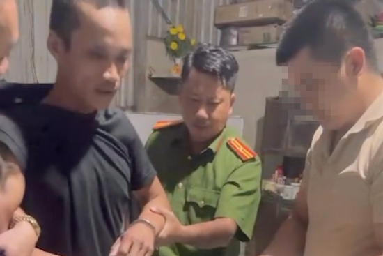 Bản tin chiều 12/2: Bắt kẻ cướp giật tiệm vàng ở TPHCM sau 5 giờ gây án