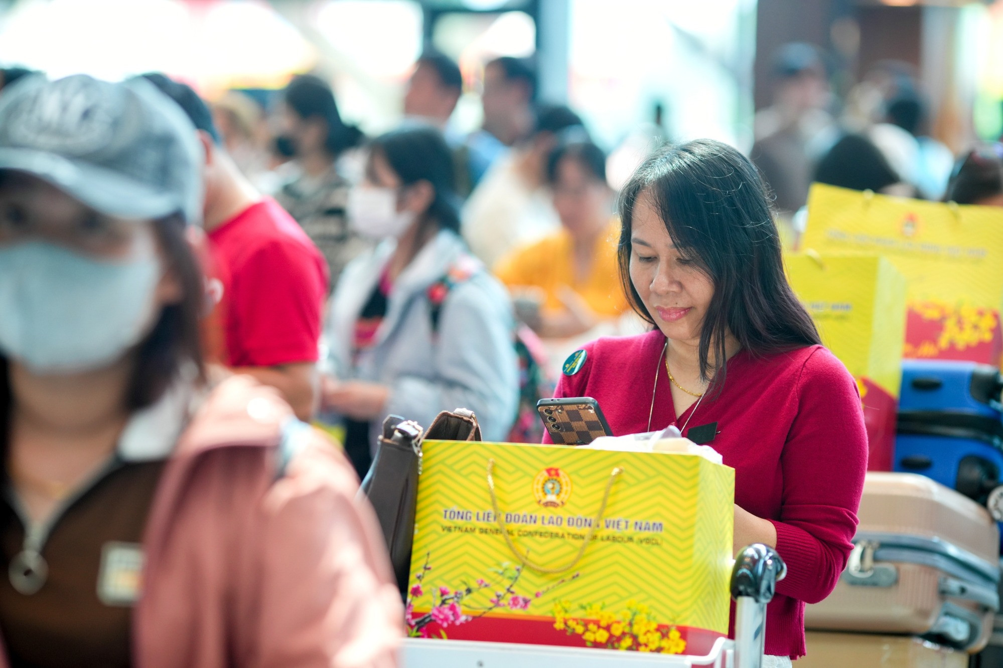 4.1 Người lao động gọi điện về quê chia sẻ niềm vui, sự mong ngóng đoàn viên trước chuyến bay.jpg