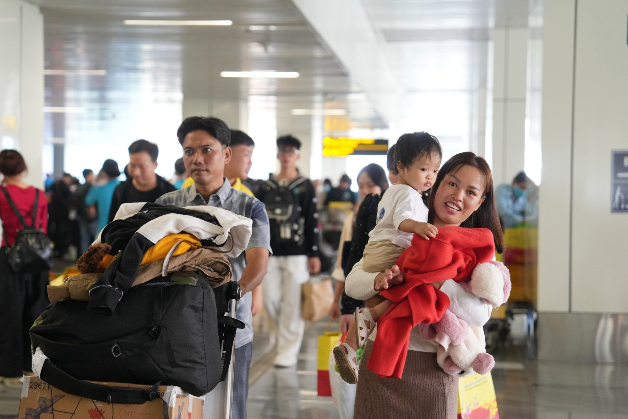 5.1 Những ánh mắt của người lao động hiện lên niềm vui hân hoan trước chuyến bay đoàn viên.jpg