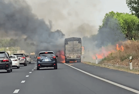 Cháy xe tải trên cao tốc Phan Thiết – Dầu Giây, giao thông ùn ứ