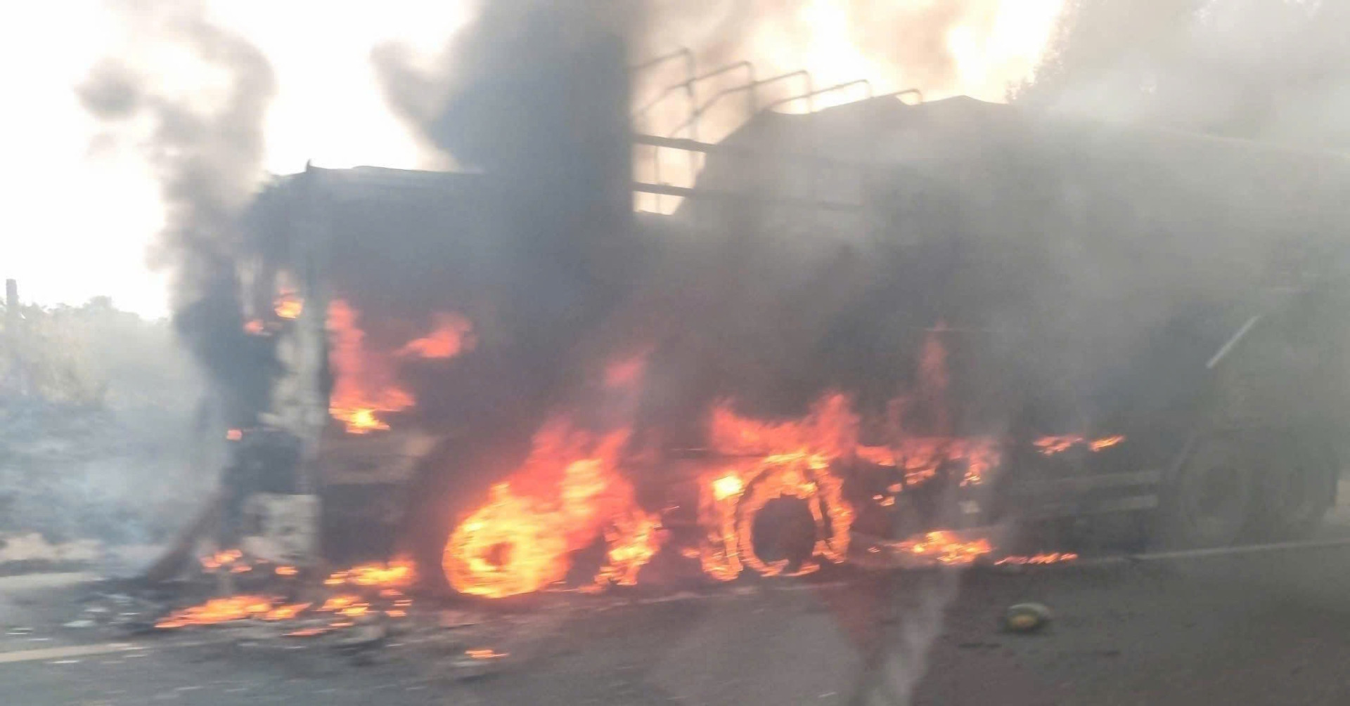 Cháy xe tải trên cao tốc Phan Thiết – Dầu Giây, giao thông ùn ứ