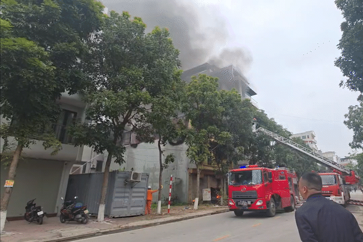 Cháy lớn tại cửa hàng đồ nhựa ở Bắc Ninh