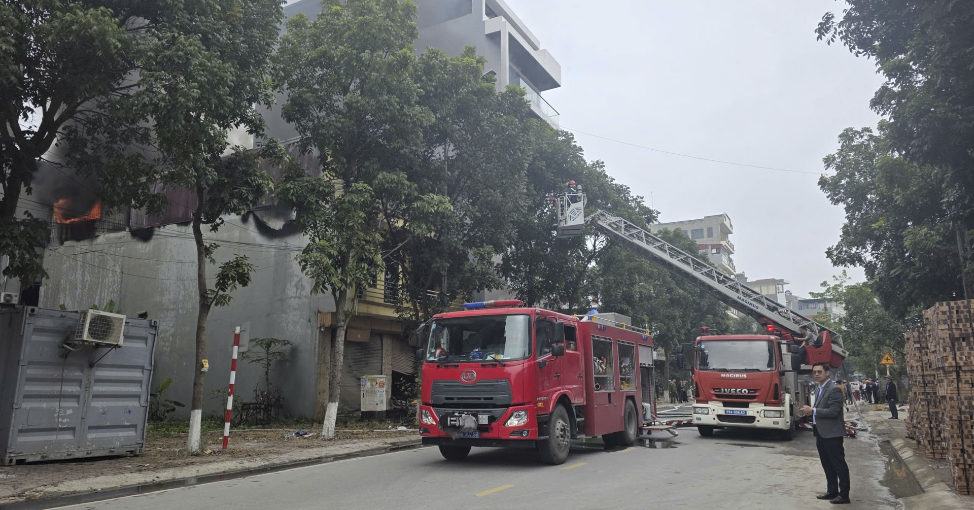 Cháy lớn tại cửa hàng đồ nhựa ở Bắc Ninh
