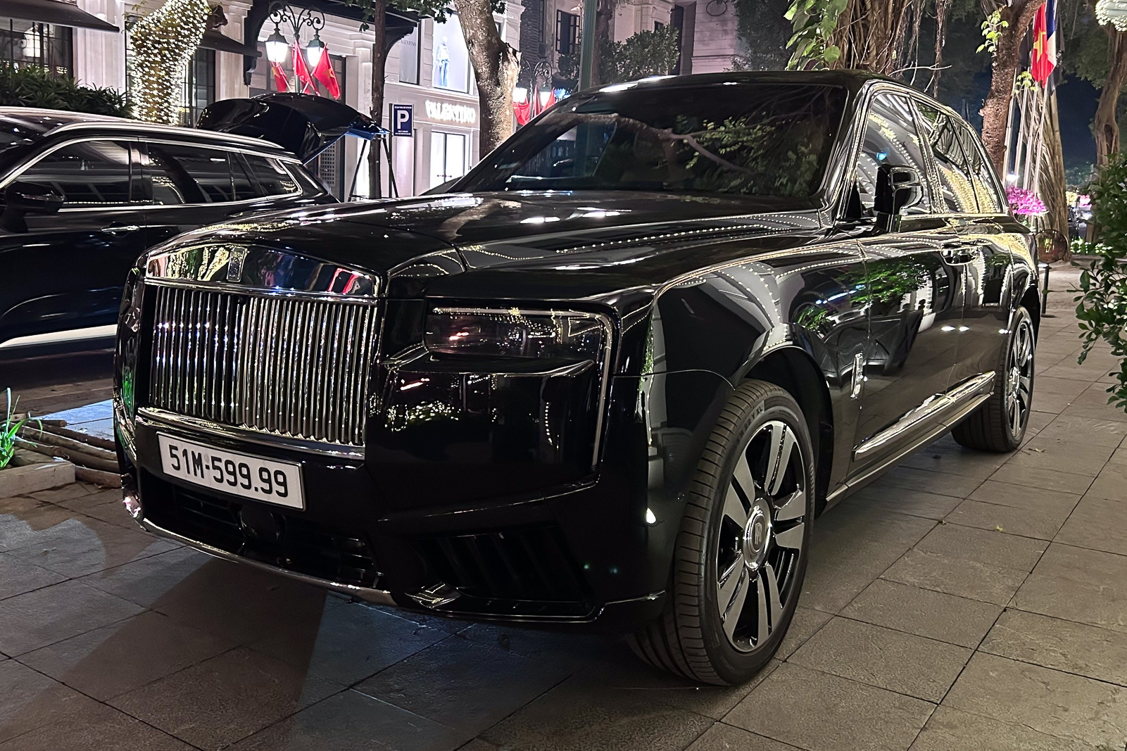 Đại gia Sài Gòn chi hơn 35 tỷ mua xe Rolls-Royce Cullinan kèm biển số tứ quý 9