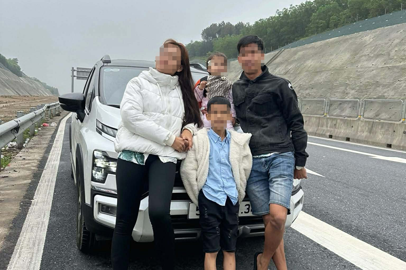 Đỗ xe trên cao tốc để check-in: Thói quen 'tiện đâu dừng đó' chưa chấm dứt