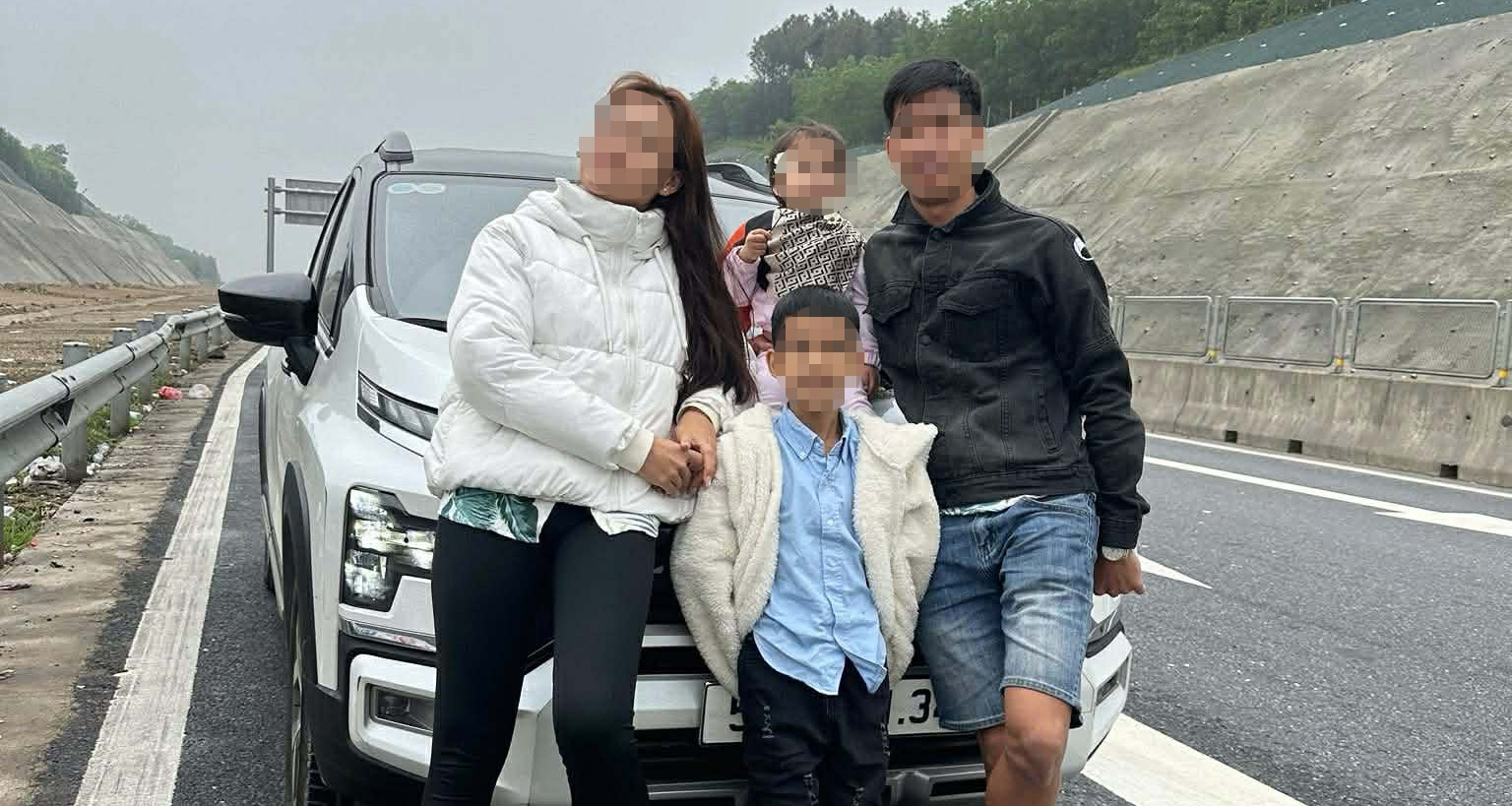 Đỗ xe trên cao tốc để check-in: Thói quen 'tiện đâu dừng đó' chưa chấm dứt