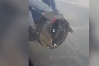 Động cơ Boeing 737 vỡ toác giữa không trung, hành khách hoảng loạn