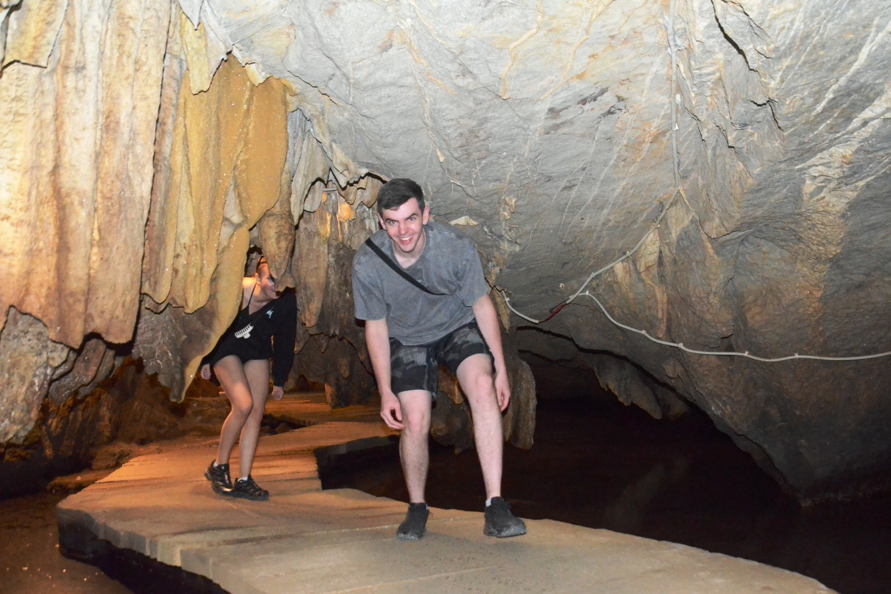 Du khách thích thú khám phá hang động Tiên Cá trong lòng đất ở Ninh Bình