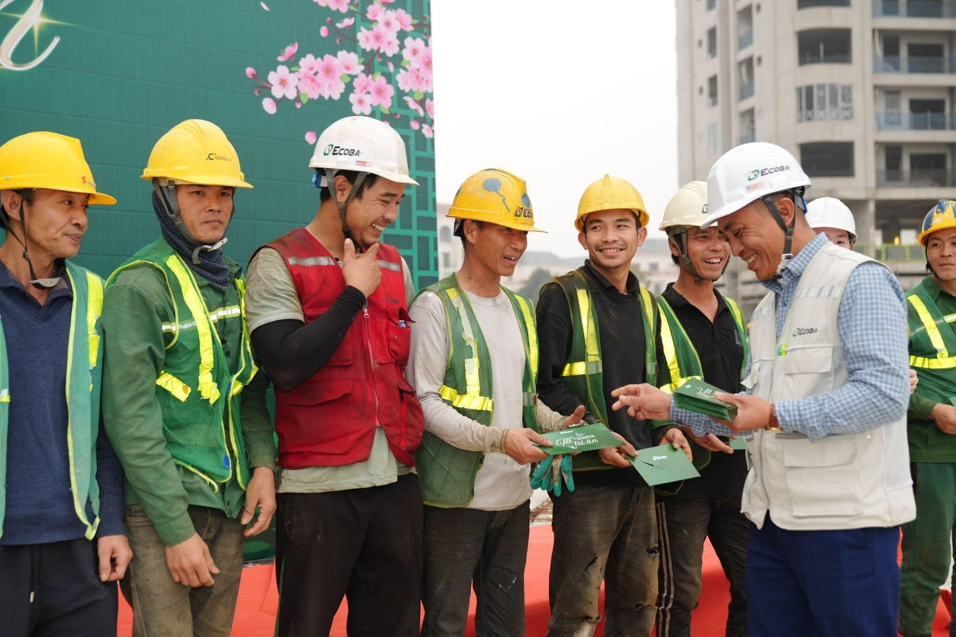 Ecoba trao gần 2.000 phần quà Tết tri ân người lao động