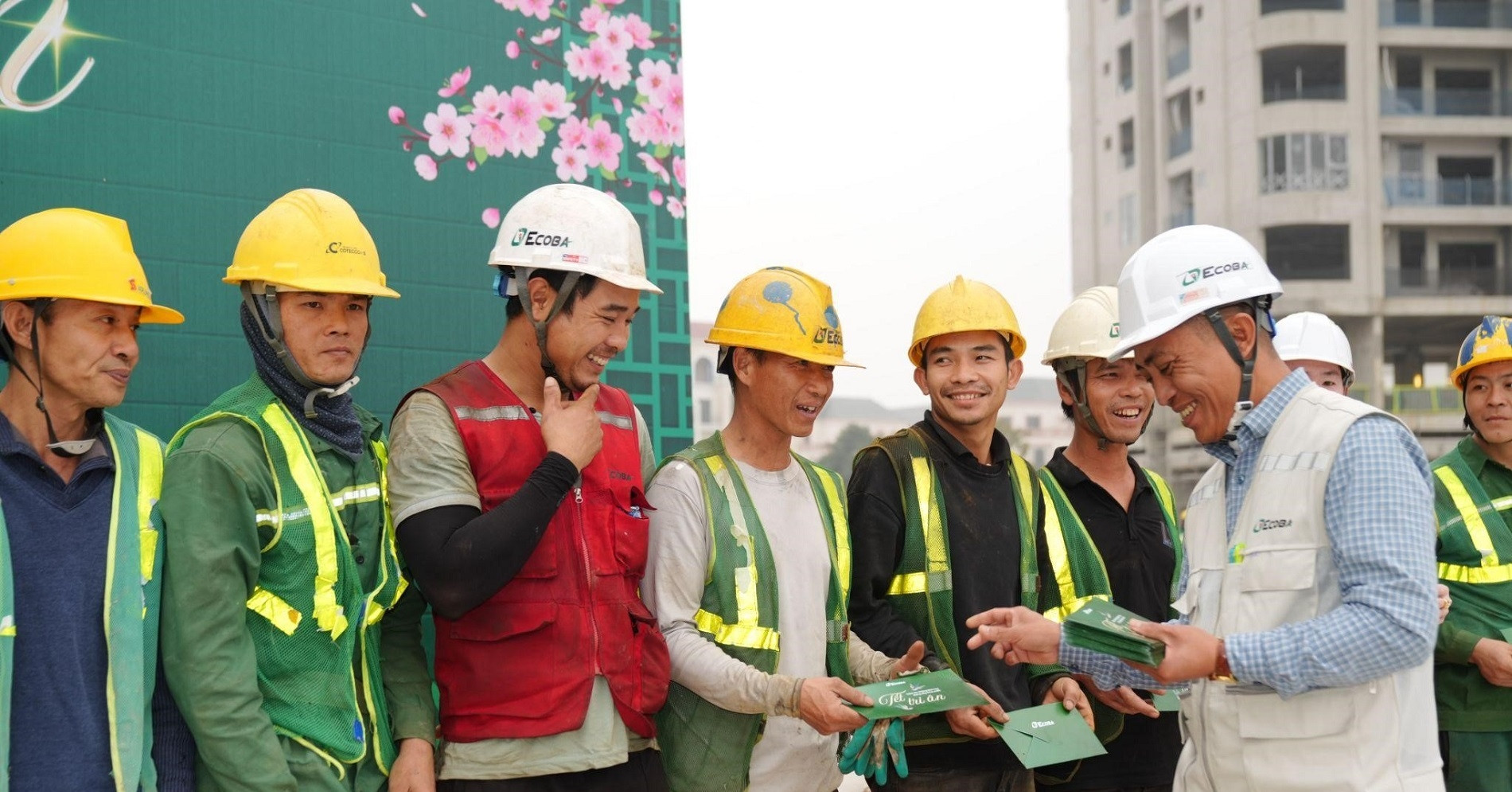 Ecoba trao gần 2.000 phần quà Tết tri ân người lao động