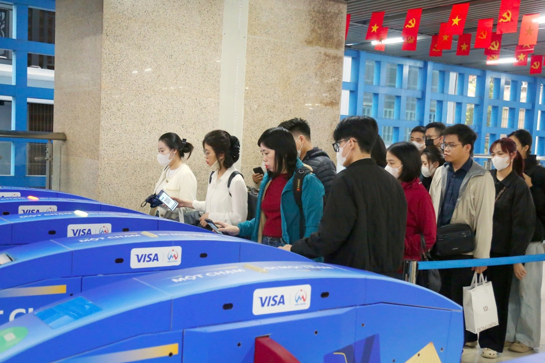 Hà Nội Metro miễn phí 100% vé tàu dịp Tết, tăng thời gian vận hành phục vụ người dân