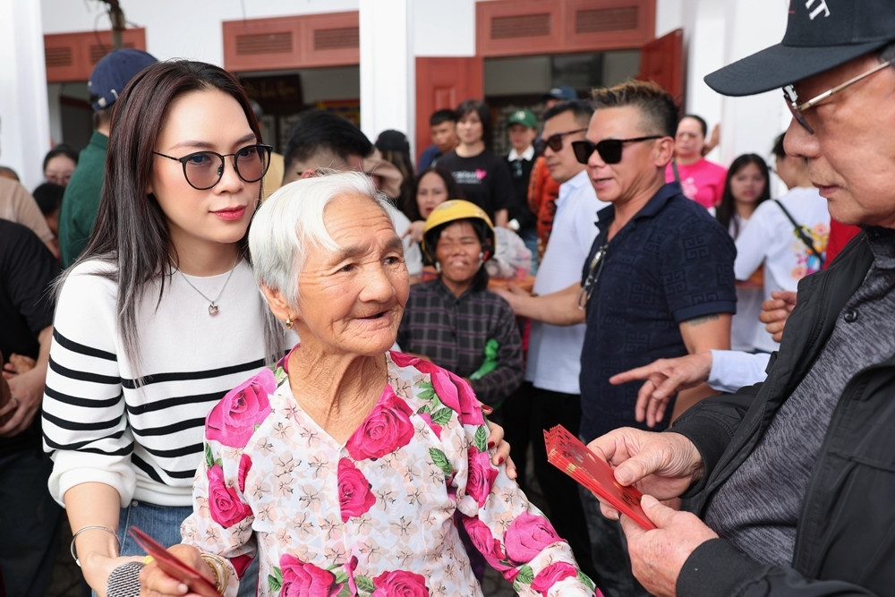 Hành động đẹp của ca sĩ Mỹ Tâm ngày sát Tết