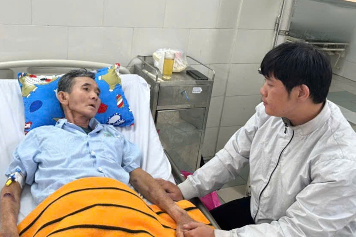 Mẹ mất, chị trầm cảm, chàng trai cần 50 triệu đồng cứu cha đang nguy kịch