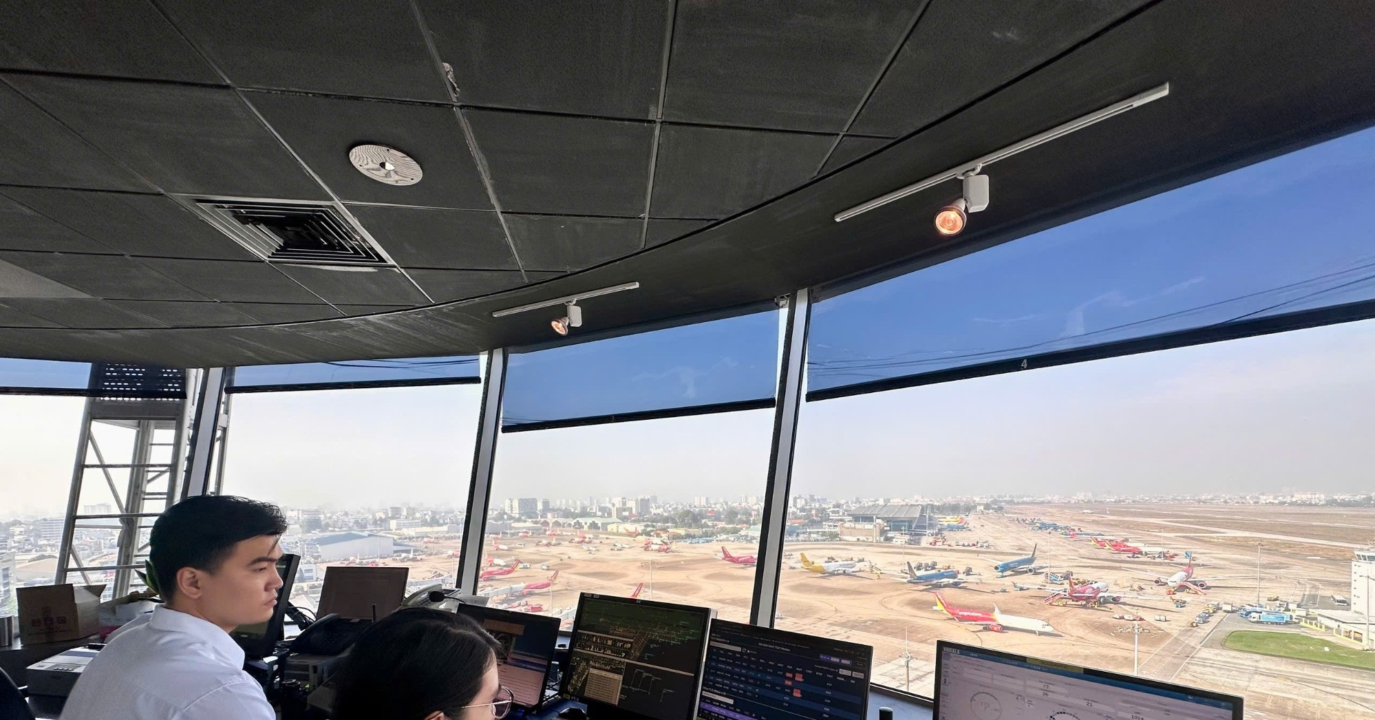 Vượt mốc 1.000 chuyến bay/ngày, Tân Sơn Nhất kí...