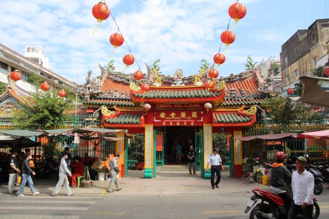 Người dân đến chùa cổ gần 300 tuổi ở TPHCM ‘đánh kẻ tiểu nhân’, cầu may mắn