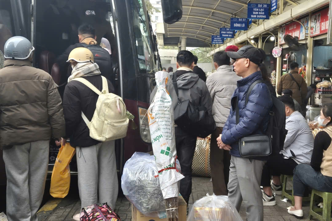 Người dân về quê đón Tết sớm, bến xe Hà Nội tăng nhiệt