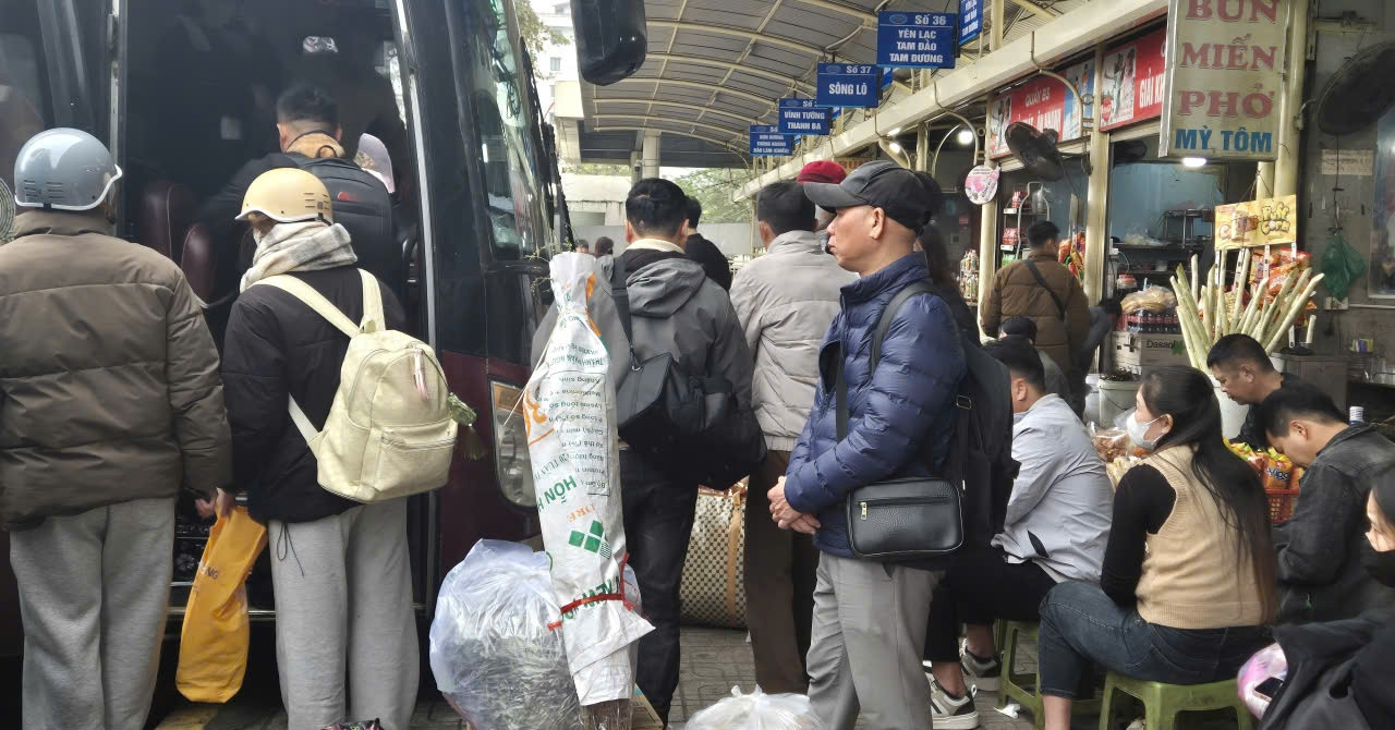 Người dân về quê đón Tết sớm, bến xe Hà Nội tăng nhiệt