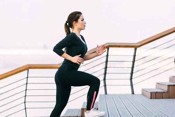 Người phụ nữ trẻ hối hận vì liên tục leo cầu thang để giảm cân