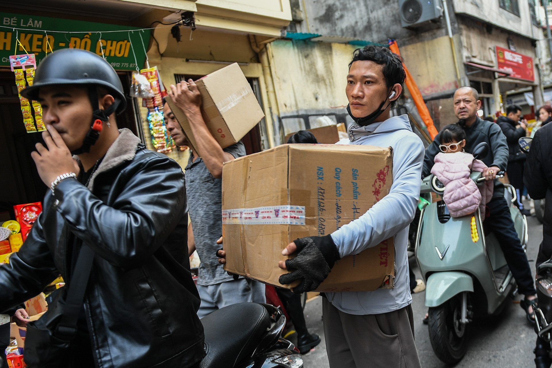 Phố cổ Hà Nội 'nghẹt thở' trước Tết, người mua phải nhích từng bước khuân hàng