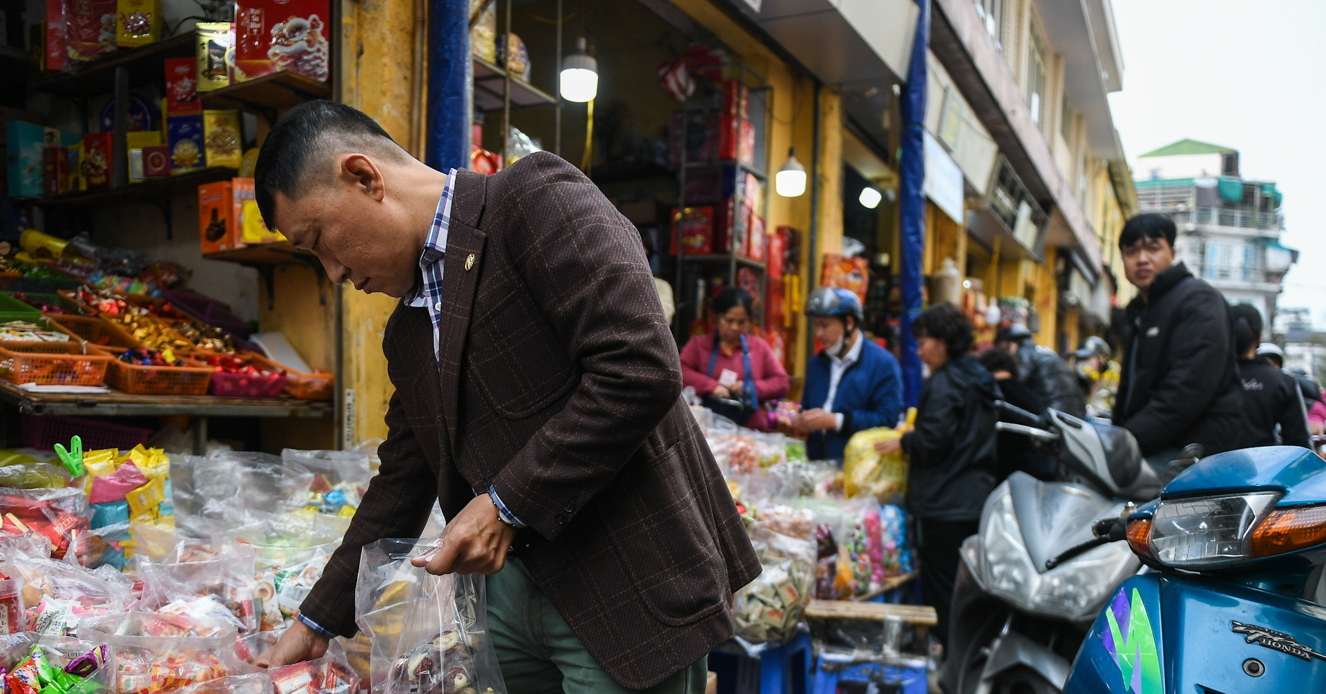 Phố cổ Hà Nội 'nghẹt thở' trước Tết, người mua phải nhích từng bước khuân hàng