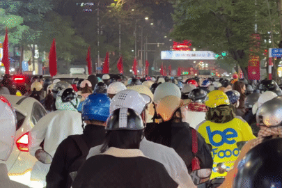 'Phố thời trang' Hà Nội đông nghịt người, xe máy đỗ tràn 3 hàng dưới lòng đường