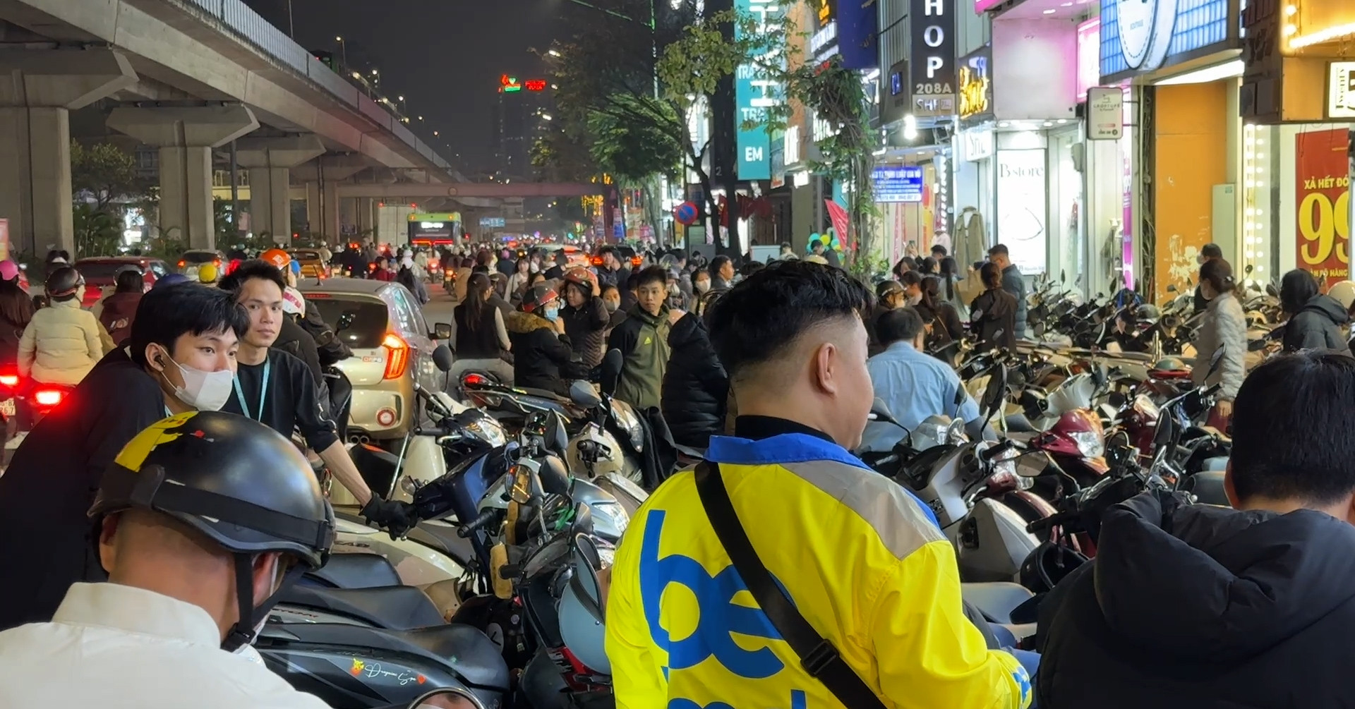 'Phố thời trang' Hà Nội đông nghịt người, xe máy đỗ tràn 3 hàng dưới lòng đường