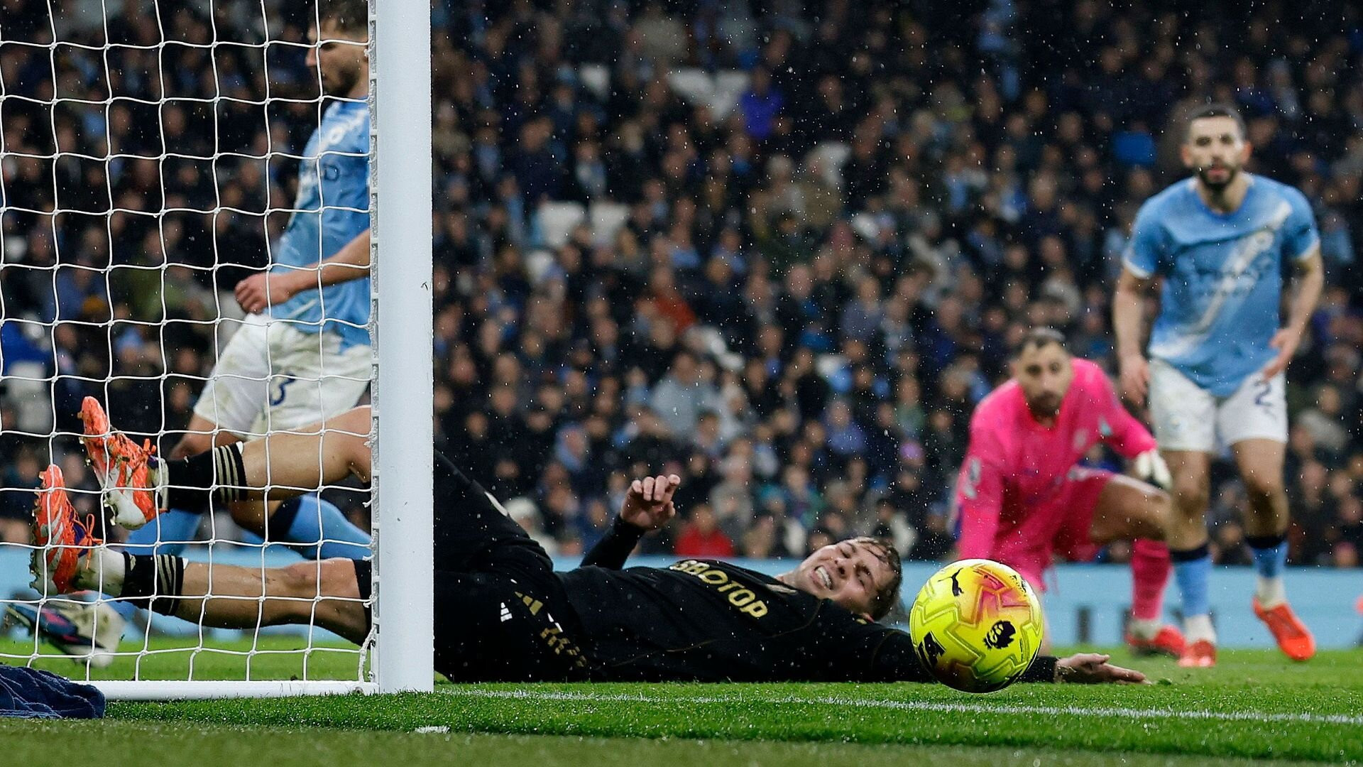 resources_premierleague_pulselive_com 2026 02 11T204613Z_1235988604_UP1EM2B1LOZZN_RTRMADP_3_SOCCER ENGLAND MCI FUL (1).jpg