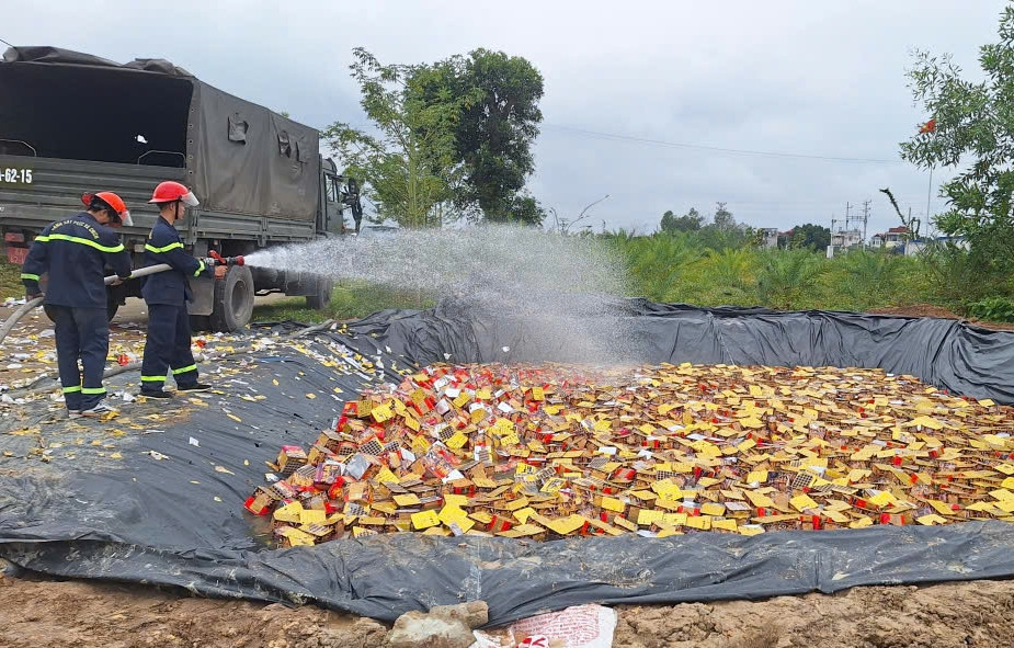 Tiêu hủy hơn 10,8 tấn pháo hoa nổ trong vụ buôn bán hàng cấm ở Bắc Ninh