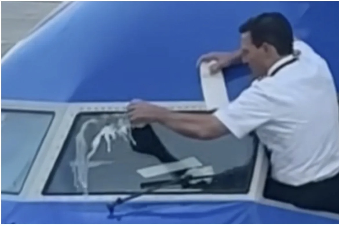 Vì sao phi công dùng nước uống có ga để lau kính máy bay?