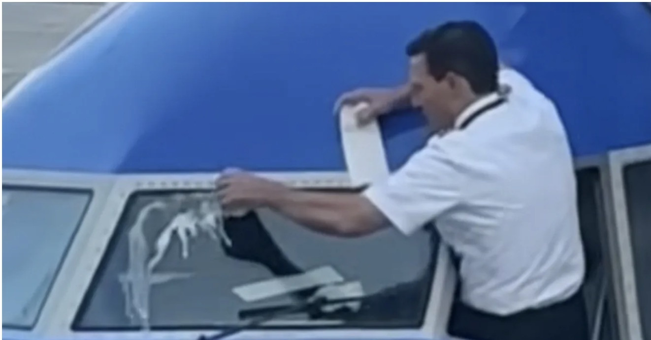 Vì sao phi công dùng nước uống có ga để lau kính máy bay?