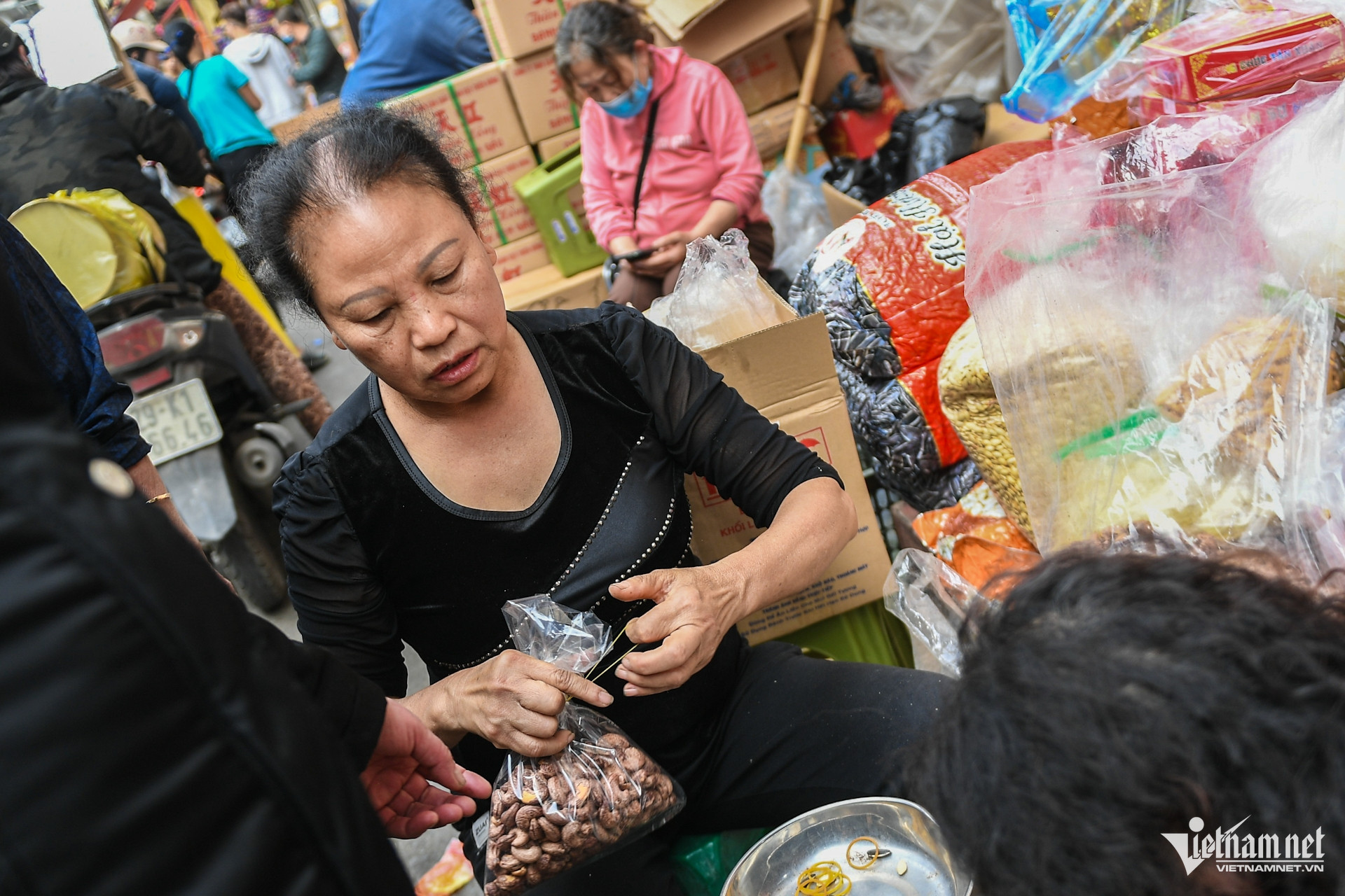Khách chen chân chọn đồ ăn thức uống