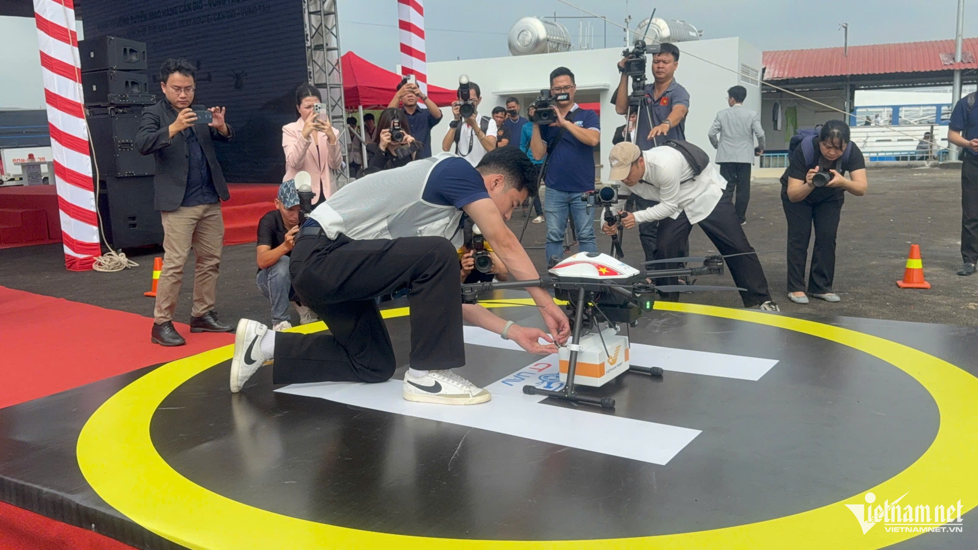 W-TPHCM khai trương tuyến giao hàng bằng UAV  Quốc Ngọc 2.jpg