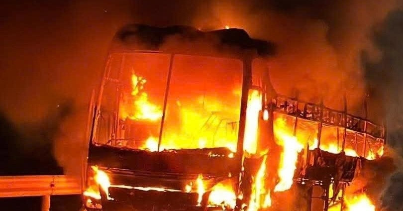 Xe khách chở 34 người cháy ngùn ngụt trên quốc ...