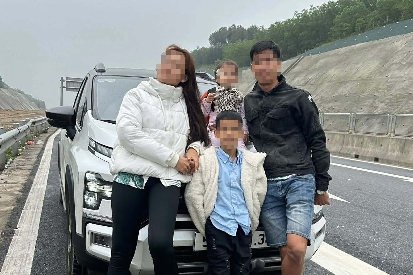 Bản tin sáng 13/2: Đỗ xe trên cao tốc để check-in: Thói quen chưa chấm dứt