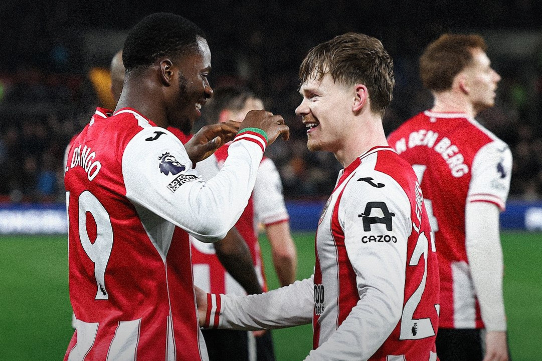Arsenal bị Brentford cưa điểm, Man City mừng thầm