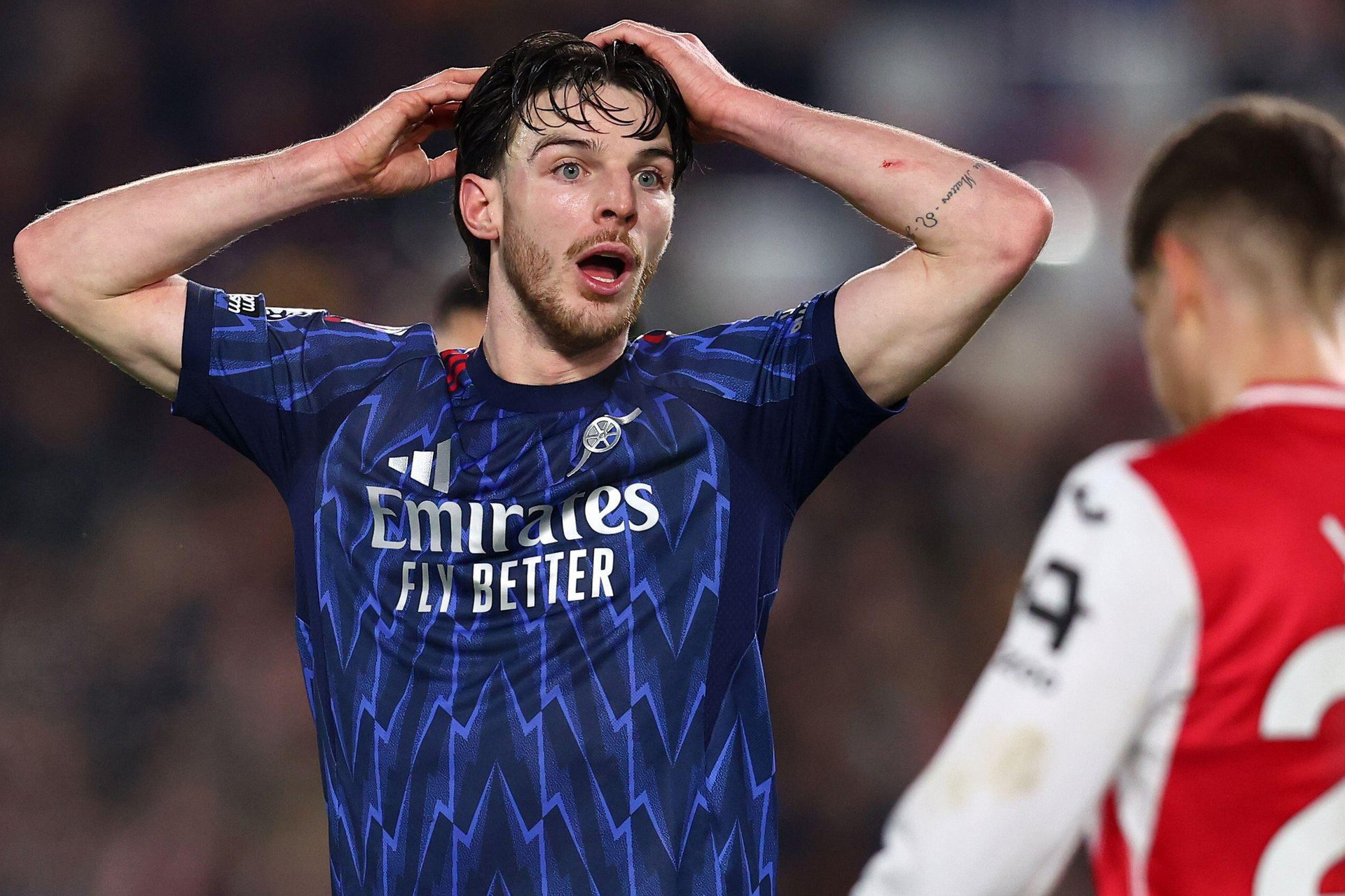 Arsenal hòa Brentford trong thế thua: Run rẩy trên ngôi đầu