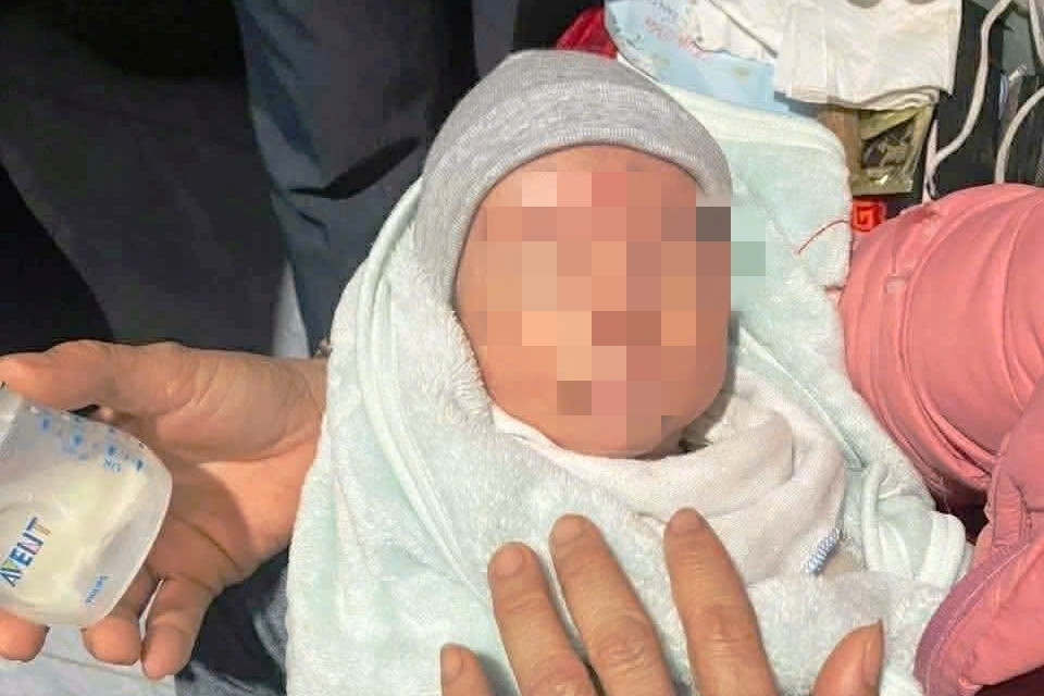 Bé trai bị bỏ rơi trước nhà dân Ninh Bình kèm lá thư viết vội