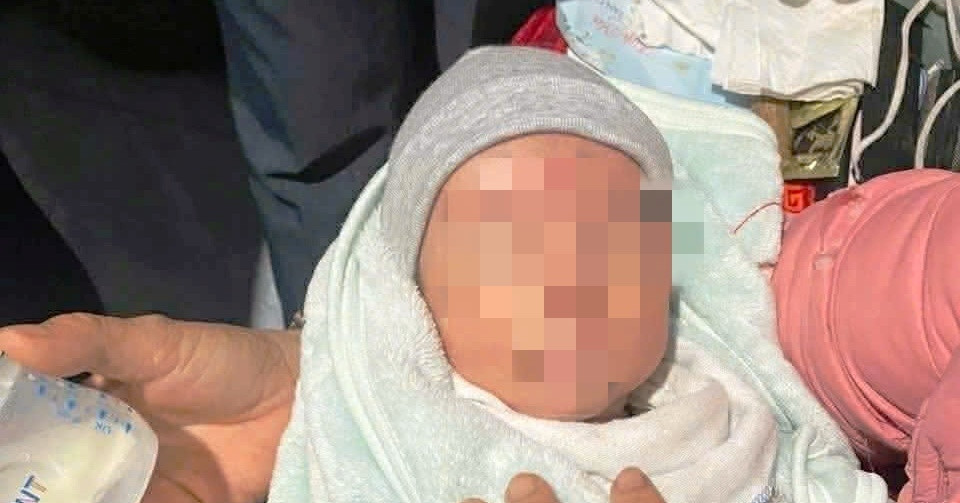 Bé trai bị bỏ rơi trước nhà dân Ninh Bình kèm lá thư viết vội