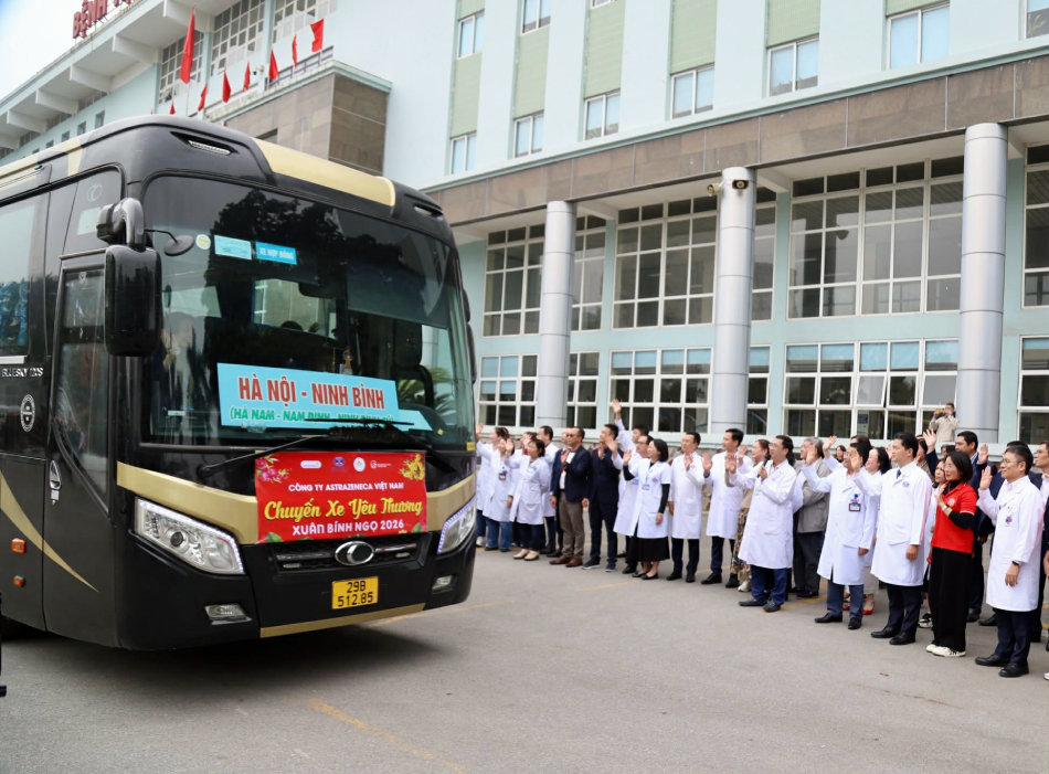 Y bác sĩ vẫy tay chào 1.200 bệnh nhân ung thư về quê ăn Tết