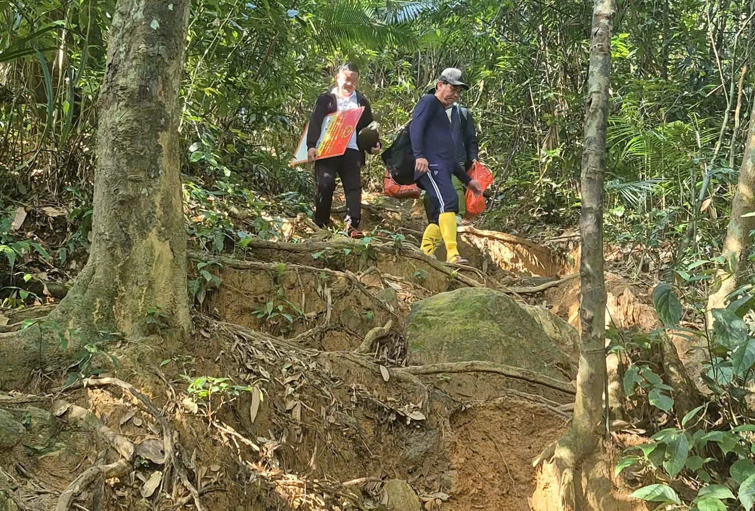 Bí thư, Chủ tịch xã ở Quảng Trị băng rừng vượt suối, gùi quà Tết đến bản Đoòng