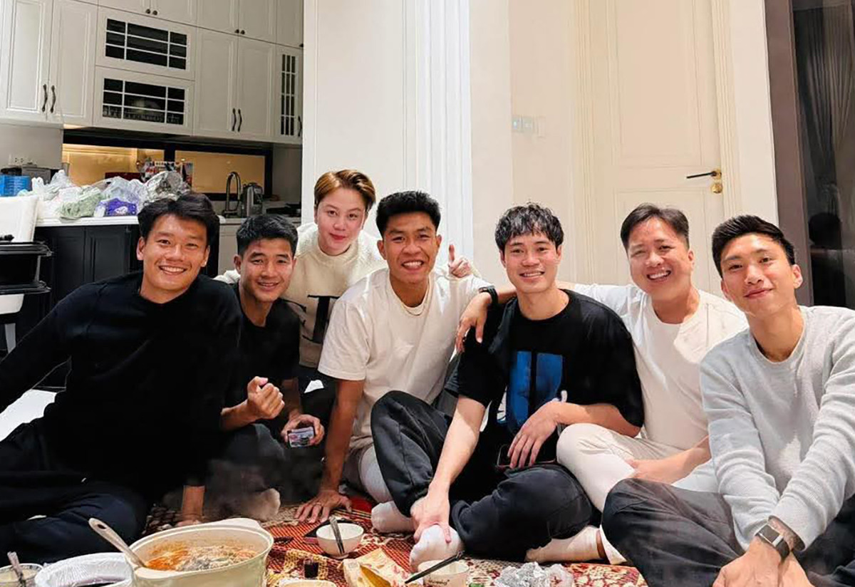 Đình Bắc tặng quà Tết Quế Ngọc Hải, Văn Hậu tưng bừng tất niên cau thu viet nam.jpg