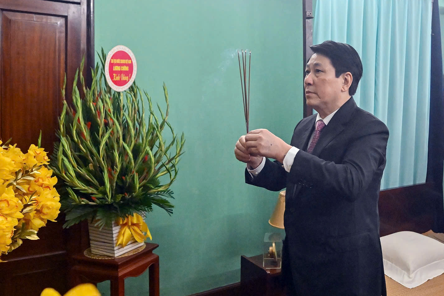 Chủ tịch nước Lương Cường dâng hương tưởng niệm Chủ tịch Hồ Chí Minh tại Nhà 67