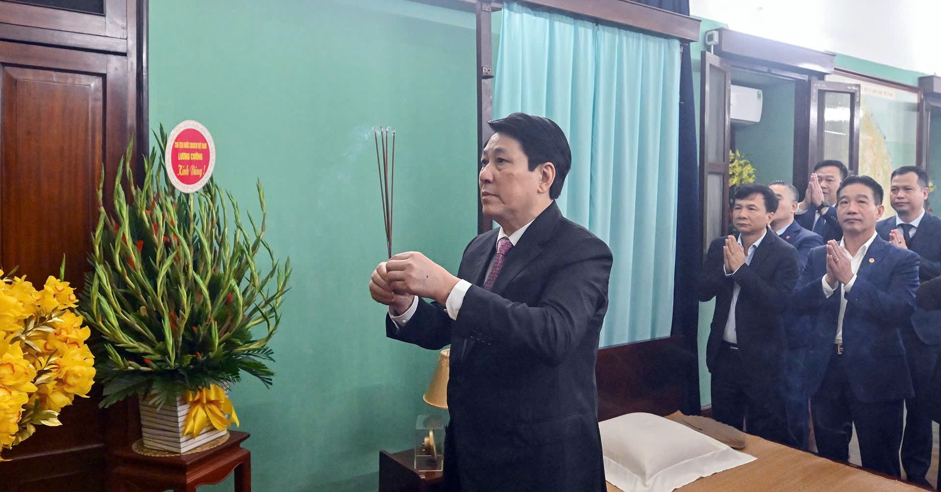 Chủ tịch nước Lương Cường dâng hương tưởng niệm Chủ tịch Hồ Chí Minh tại Nhà 67