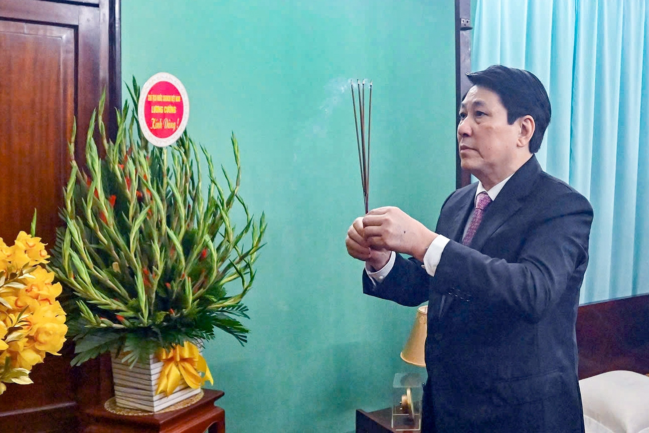 Chủ tịch nước Lương Cường dâng hương tưởng niệm Chủ tịch Hồ Chí Minh tại Nhà 67
